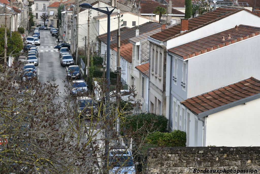 Avec le jardinet de devant, chaque maison possède à l'arrière un potager avec souvent une volière ou un atelier.